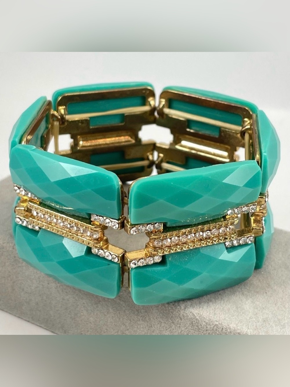 Stunning Turquoise Blue Faceted Lucite Gold Tone Rhinestone Stretch Bracelet